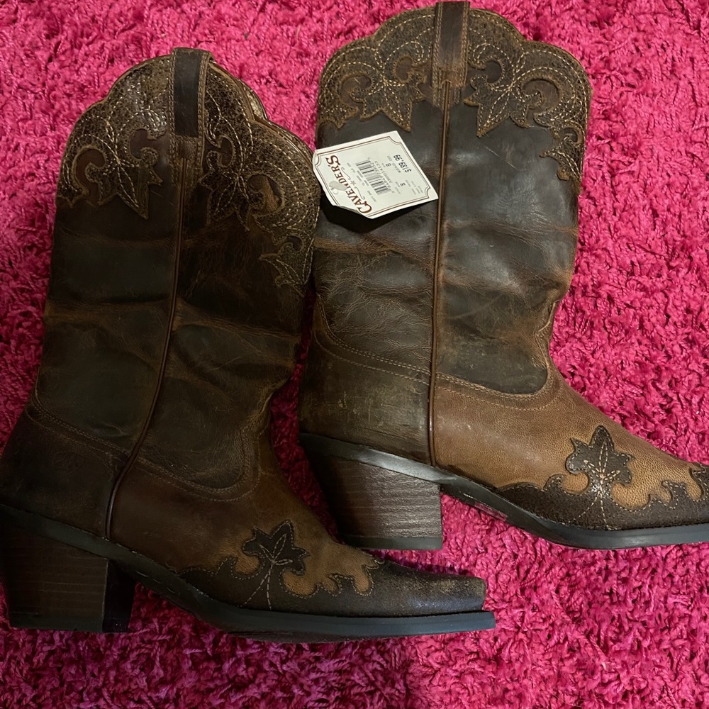 Ariat women’s cowboy boots    Size 8.  NWT